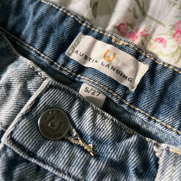 Austin Landing Low Rise Denim Shorts - Picture 3 of 3